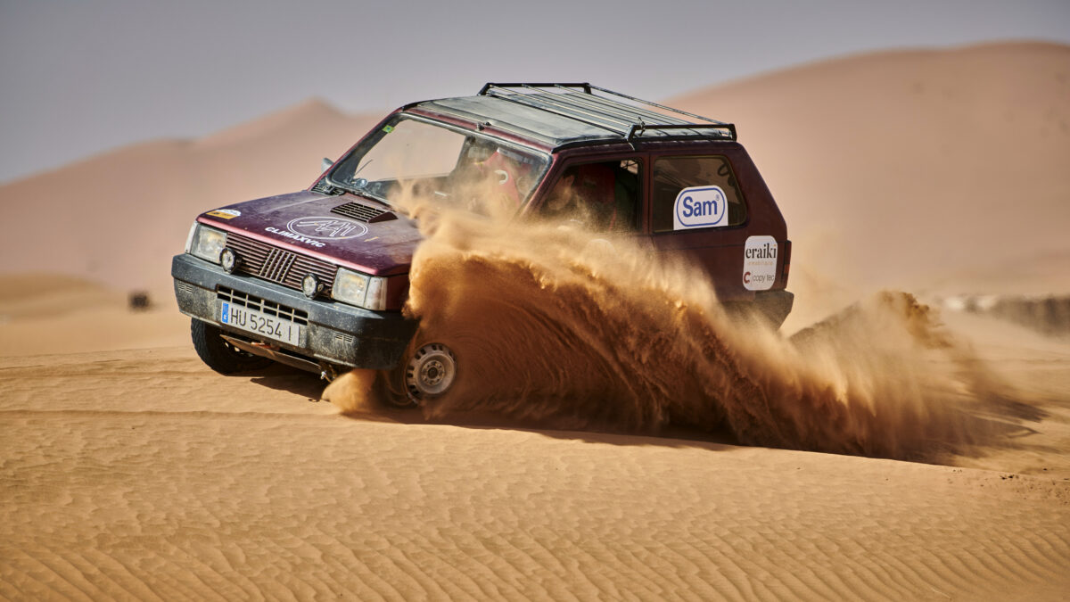 Un Nissan Patrol a pasar una zona de arena en Marruecos